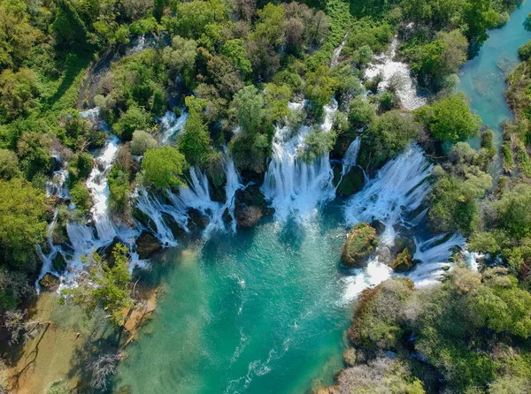 Cachoeiras Kravica no rio Trebizat na Bósnia e Herzegovina — Fotografia de Stock