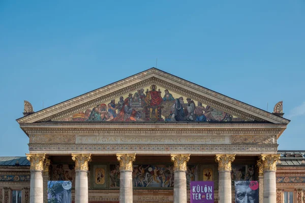 布达佩斯， 匈牙利 - 3月22日： 艺术宫昆斯塔尔布达佩斯在布达佩斯，2019年3月22日。艺术宫是一座建于1895年的当代艺术博物馆. — 图库照片