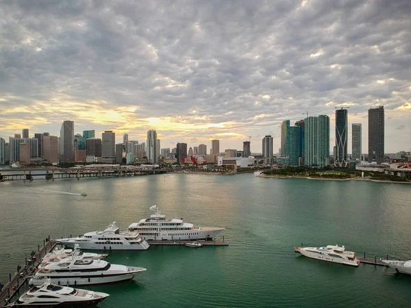 Flygvy över bukten i Miami Florida, USA — Stockfoto