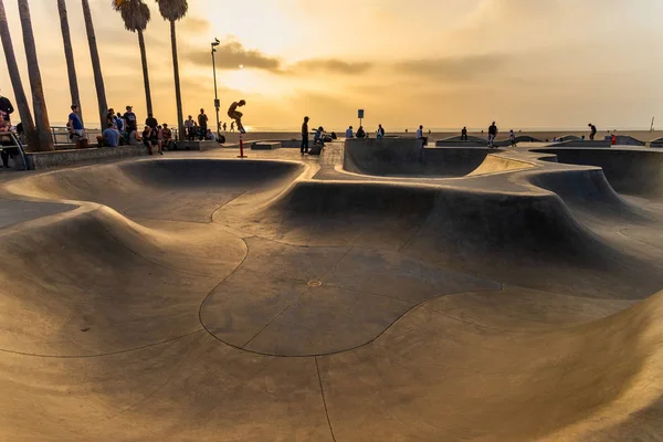 Venice Beach, Kalifornien-30 september: Skateboarder på populära Public Skate Board Park på Venice Beach den 30 september, 2018 i Los Angeles, Kalifornien — Stockfoto