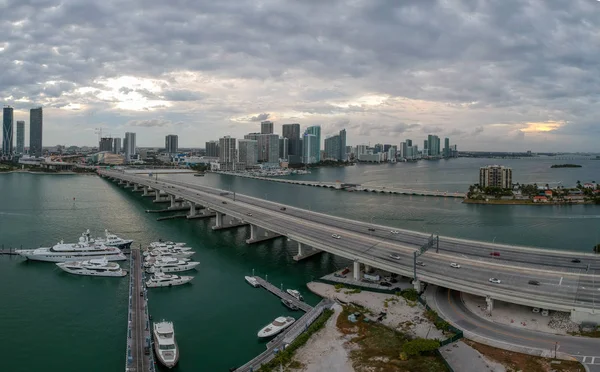 Flygvy över bukten i Miami Florida, USA — Stockfoto