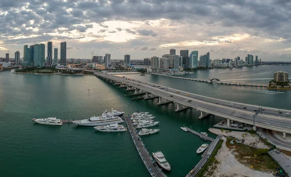Flygvy över bukten i Miami Florida, USA — Stockfoto
