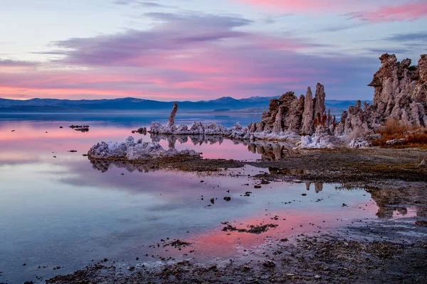 Kaliforniya, ABD 'deki Mono Gölü' nde sihirli gün batımı — Stok fotoğraf