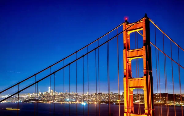 San francisco golden gate bridge a městské panorama záliv v modré hodinu — Stock fotografie