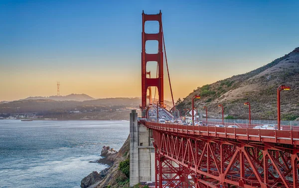 Během západu slunce na mostě Zlaté brány v San Franciscu — Stock fotografie