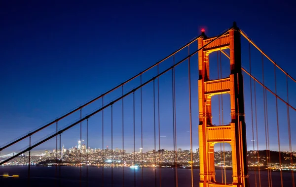 San Francisco Golden Gate Bridge und Skyline der Stadt über der Bucht zur blauen Stunde — Stockfoto