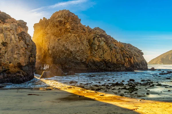 Spiaggia di Pfeiffer nel Big Sur una porta romantica per le coppie — Foto Stock