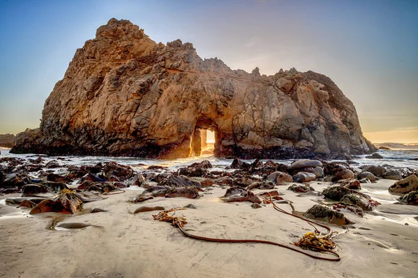 Pfeiffer Beach Keyhole Rock, Big Sur, Hrabstwo Monterey, Kalifornia, Stany Zjednoczone — Zdjęcie stockowe