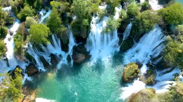 Cachoeiras Kravica no rio Trebizat na Bósnia e Herzegovina — Vídeo de Stock