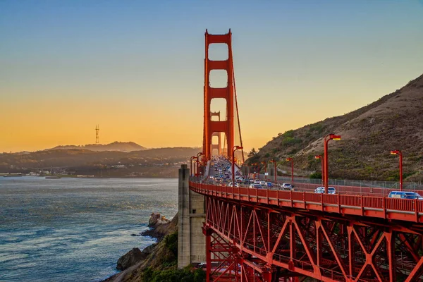 Durante el atardecer en el puente Golden Gate en San Francisco —  Fotos de Stock