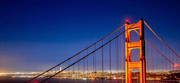 San Francisco Golden Gate Bridge and City Skyline Over the Bay at Blue Hour — Stock Photo, Image