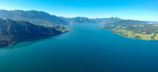Avusturya Salzkammergut'taki Attersee Gölü'nün havadan görünümü — Stok fotoğraf