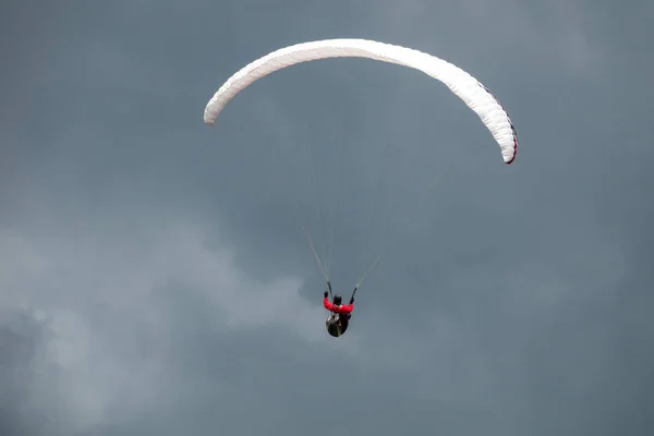 Paraglider in de vlucht met de hemel op de achtergrond — Stockfoto