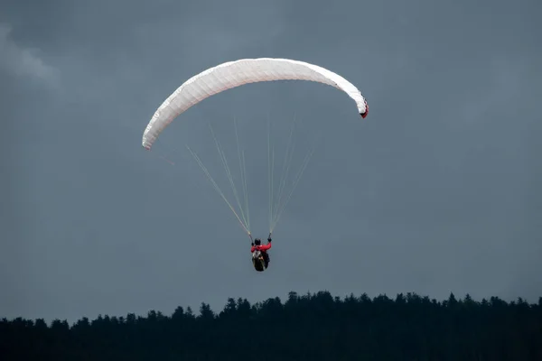 Parapente em voo com o céu no fundo — Fotografia de Stock