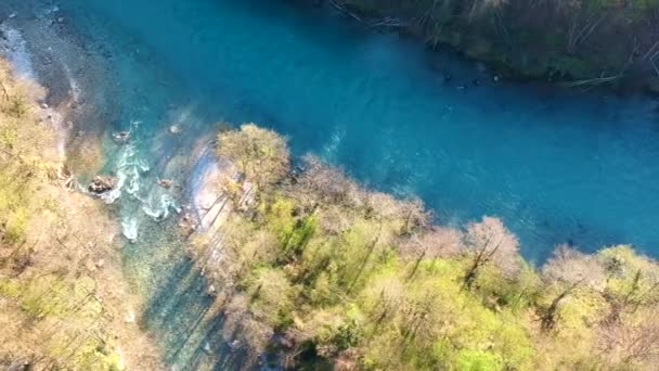 Luchtfoto van de rivier Drina in Bosnië en Herzegovina — Stockvideo