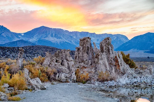 Puesta de sol mágica en el lago Mono en California, Estados Unidos — Foto de Stock