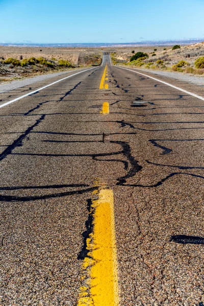 Vista de un camino recto sin fin que atraviesa el desierto —  Fotos de Stock