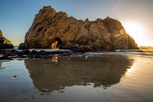 Pfeiffer Beach Keyhole Rock, Big Sur, Monterey County, Kaliforniya, Amerika Birleşik Devletleri — Stok fotoğraf