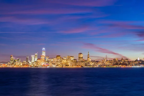 Krásný výhled na centrum San Franciska v USA za soumraku — Stock fotografie