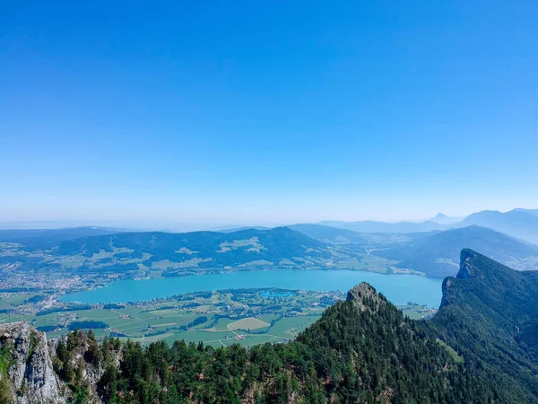 Flygvy över Mondsee i Salzkammergut, region Österrike — Stockfoto