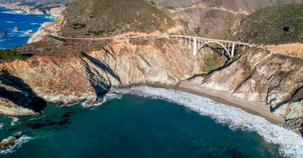 Kaliforniya 'da Big Sur 'da Bixby Köprüsü ve Pasifik Kıyısı otoyolu, ABD — Stok fotoğraf