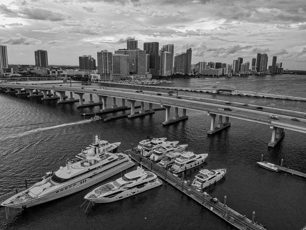 Flygvy över bukten i Miami Florida, USA — Stockfoto