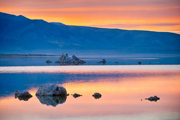 마법의 일몰 광경, 미국 캘리포니아의 몬 호 (湖) — 스톡 사진