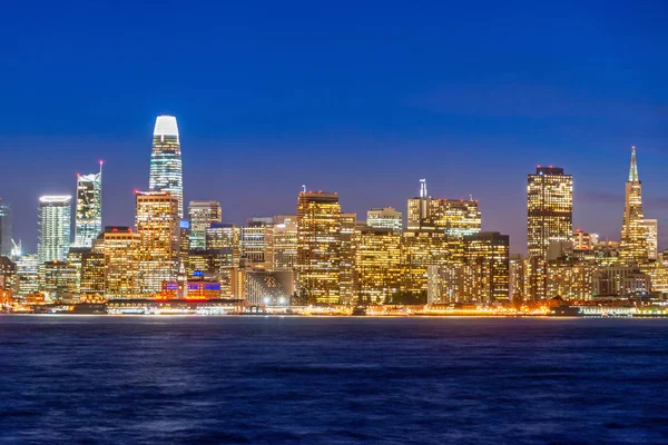 Вид на центр Сан-Франциско в США в сумерках — стоковое фото