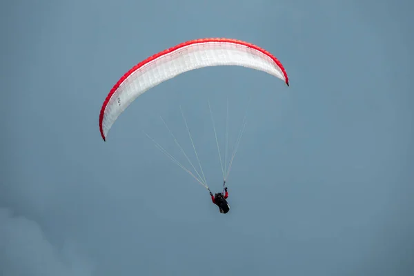 Parapente en vuelo con el cielo en el fondo — Foto de Stock