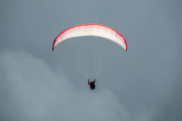 Paraglider i flykt med himlen i bakgrunden — Stockfoto
