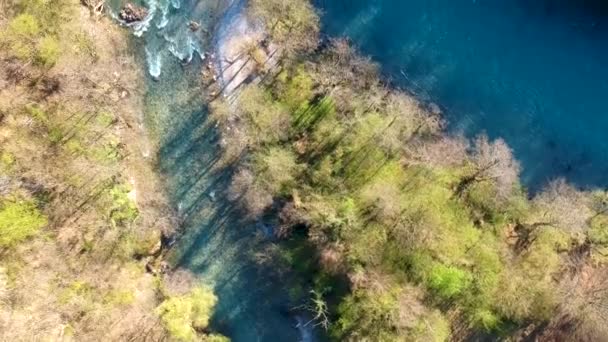 Luchtfoto van de rivier Drina in Bosnië en Herzegovina — Stockvideo