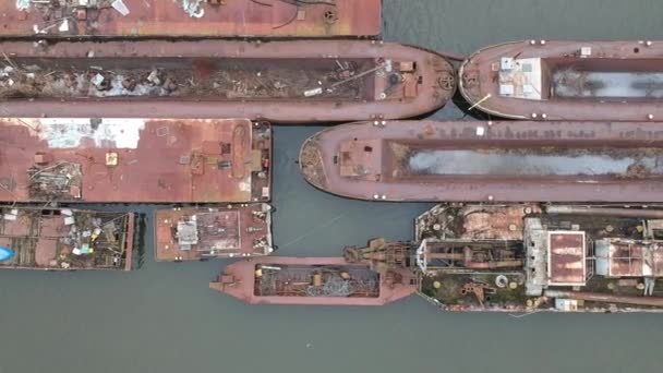 Luftaufnahme eines rostenden Schiffswracks aus Metall — Stockvideo