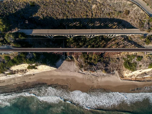 Flyg foto över Arroyo Hondo Bridge på PCH Highway 1 — Stockfoto