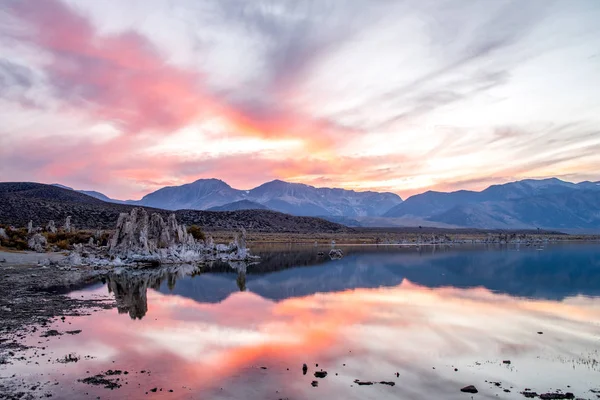 Puesta de sol mágica en el lago Mono en California, Estados Unidos — Foto de Stock