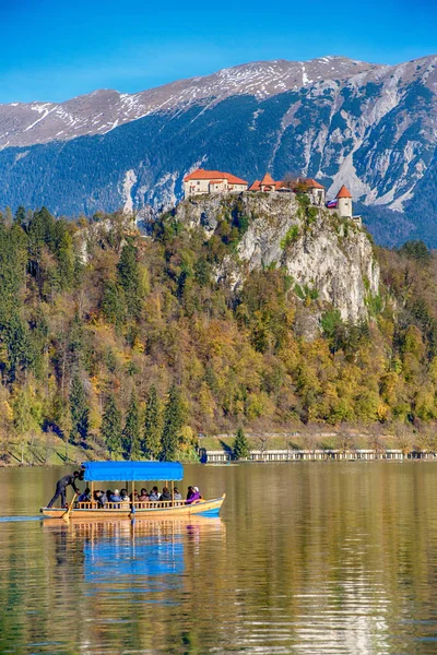 BLED, ESLOVÉNIA - NOVEMBRO 11, 2017 -Barco Pletna tradicional no lago. Lago Bled Eslovénia, Europa — Fotografia de Stock