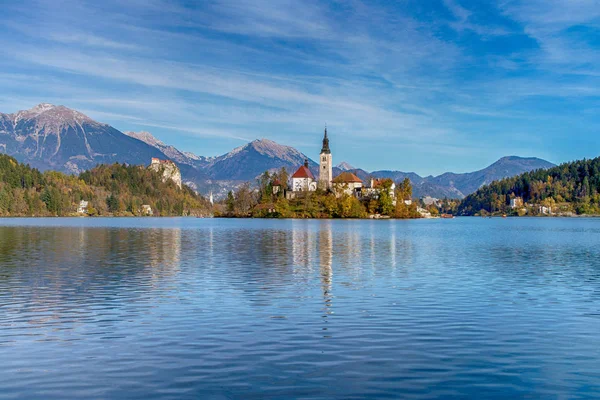 Ilha com uma igreja em Bled, Eslovênia — Fotografia de Stock