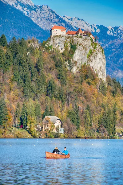BLED, SLOVÉNIE - 11 NOVEMBRE 2017 -Bateau traditionnel Pletna sur le lac. Lac de Bled Slovénie, Europe — Photo