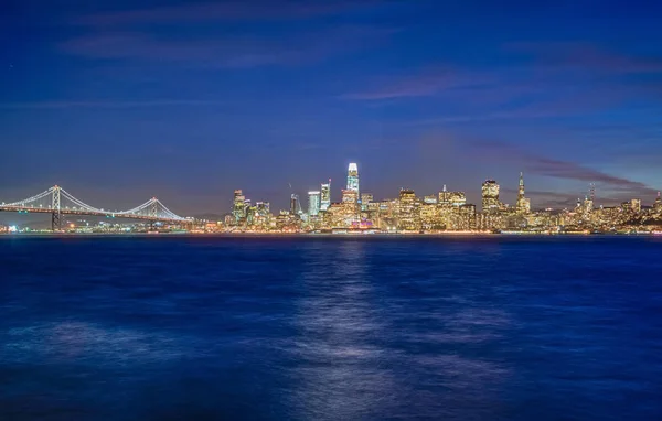 Beautiful view of downtown San Francisco in USA at dusk — Stock Photo, Image