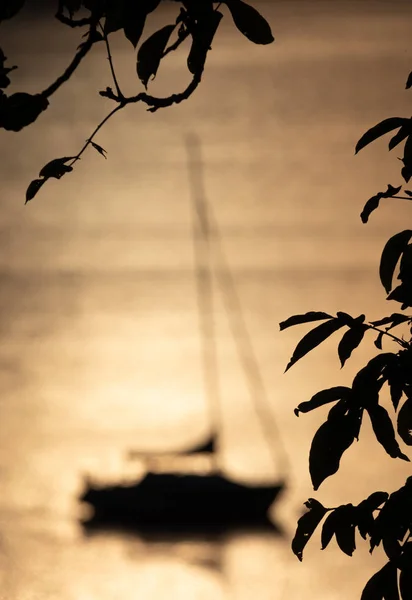 Silhouette of a sailing boat floating on a lake — Stock Photo, Image