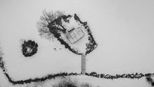 Isola su un lago ghiacciato d'inverno in Ungheria, Europa — Foto Stock