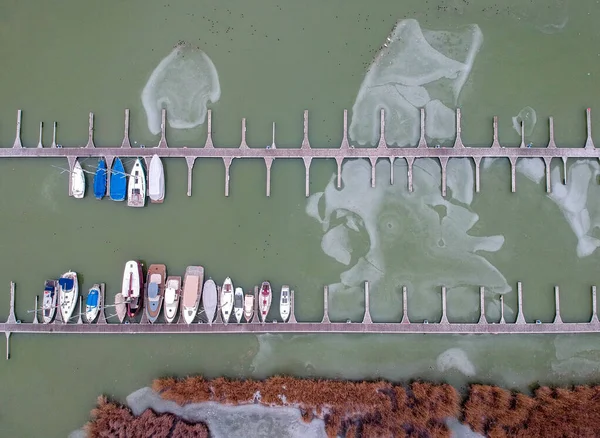 Bateaux gelés dans l'eau sur le lac Balaton, Hongrie — Photo