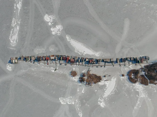 Casas de pesca en un lago congelado en Bokod, Hungría —  Fotos de Stock