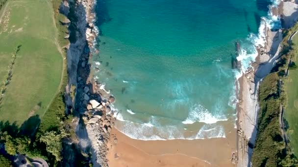 Luchtfoto van Playa de Matalenas, Santander, Spanje — Stockvideo