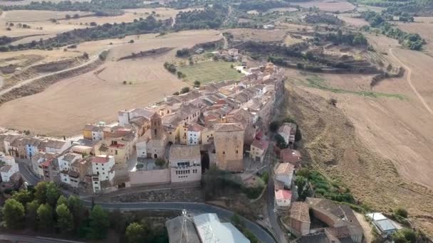 Luchtfoto van het Spaanse dorpje Baldellou — Stockvideo
