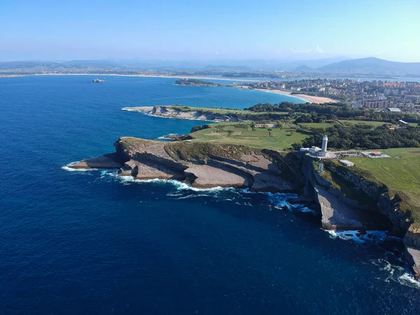 Luchtfoto van Faro Cabo Burgemeester vuurtoren in Santander stad, Cantabrië regio van Spanje — Stockfoto