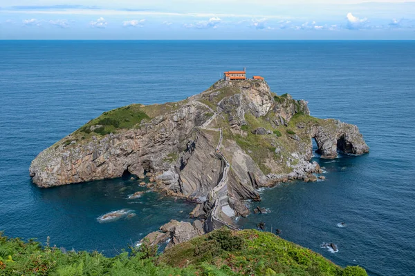 Doniene Gaztelugatxeko inziva yeri Gaztelugatxe Adası, İspanya — Stok fotoğraf