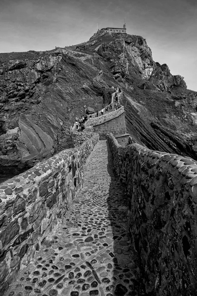 Doniene Gaztelugatxeko hermitage på toppen av Gaztelugatxe ön, Spanien — Stockfoto