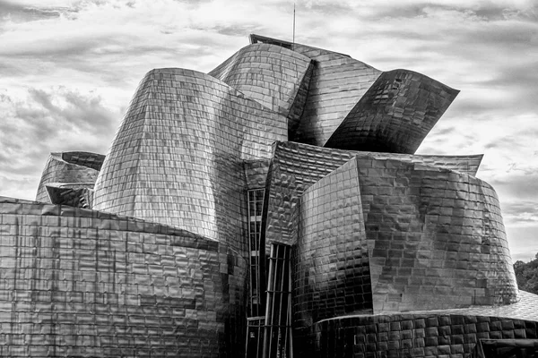 BILBAO, SPANIEN - SEPTEMBER 9, 2019: Detaljerad vy över The Guggenheim Museum i Bilbao, Biscay, Baskien, Spanien — Stockfoto