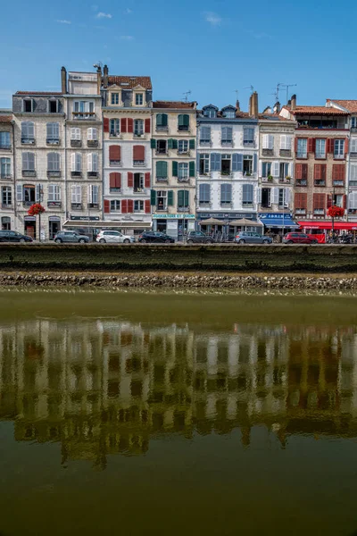 Traditionele gevels met kleurrijke ramen in Bayonne, Baskenland, Frankrijk — Stockfoto