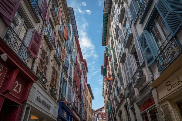 Fachadas tradicionales con ventanas de colores en Bayona, País Vasco, Francia — Foto de Stock